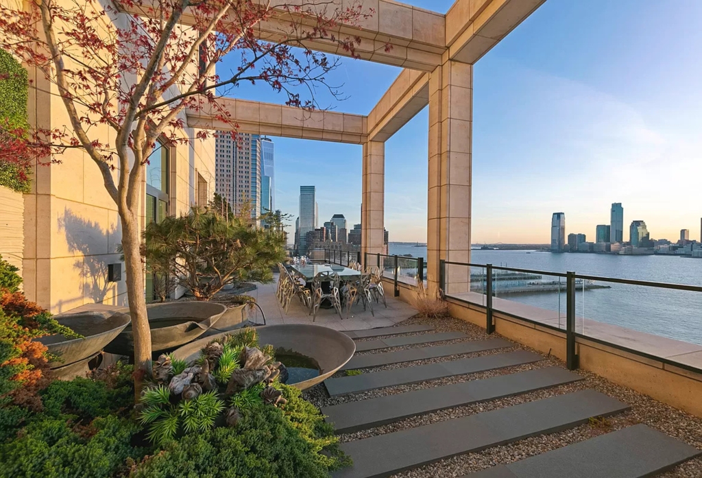 La propriété offre une vue imprenable sur le coucher de soleil sur la rivière Hudson et une vaste terrasse sur chacun des trois niveaux.