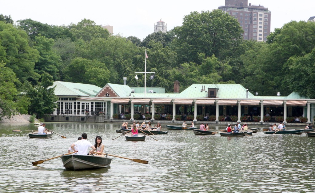 Les gens sur les bateaux au Boathouse célébrant le week-end du 4 juillet à Central Park, Manhattan, NY.