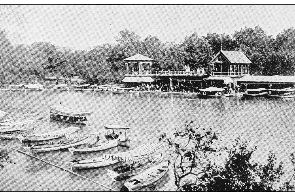 Selon le site Web du Département des parcs, la première concession enregistrée remonte au début des années 1860. L’un des architectes paysagistes de Central Park, Calvert Vaux, a conçu un hangar à bateaux qui a été ouvert en 1873. 