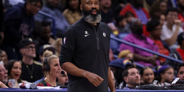 L’entraîneur-chef des Brooklyn Nets, Jack Vaughn, réagit lors de la deuxième mi-temps contre les New Orleans Pelicans au Smoothie King Center le 6 janvier 2023 à La Nouvelle-Orléans.
