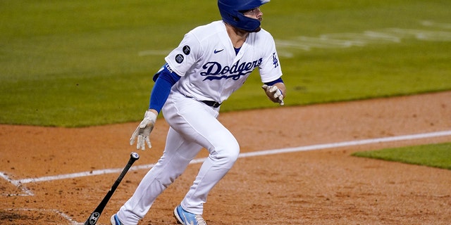 Gavin Lux des Dodgers de Los Angeles laisse tomber son bâton alors qu’il frappe un grand chelem lors de la septième manche d’un match de baseball contre les Diamondbacks de l’Arizona, le mardi 18 mai 2021, à Los Angeles.  (AP Photo/Mark J. Terrill)